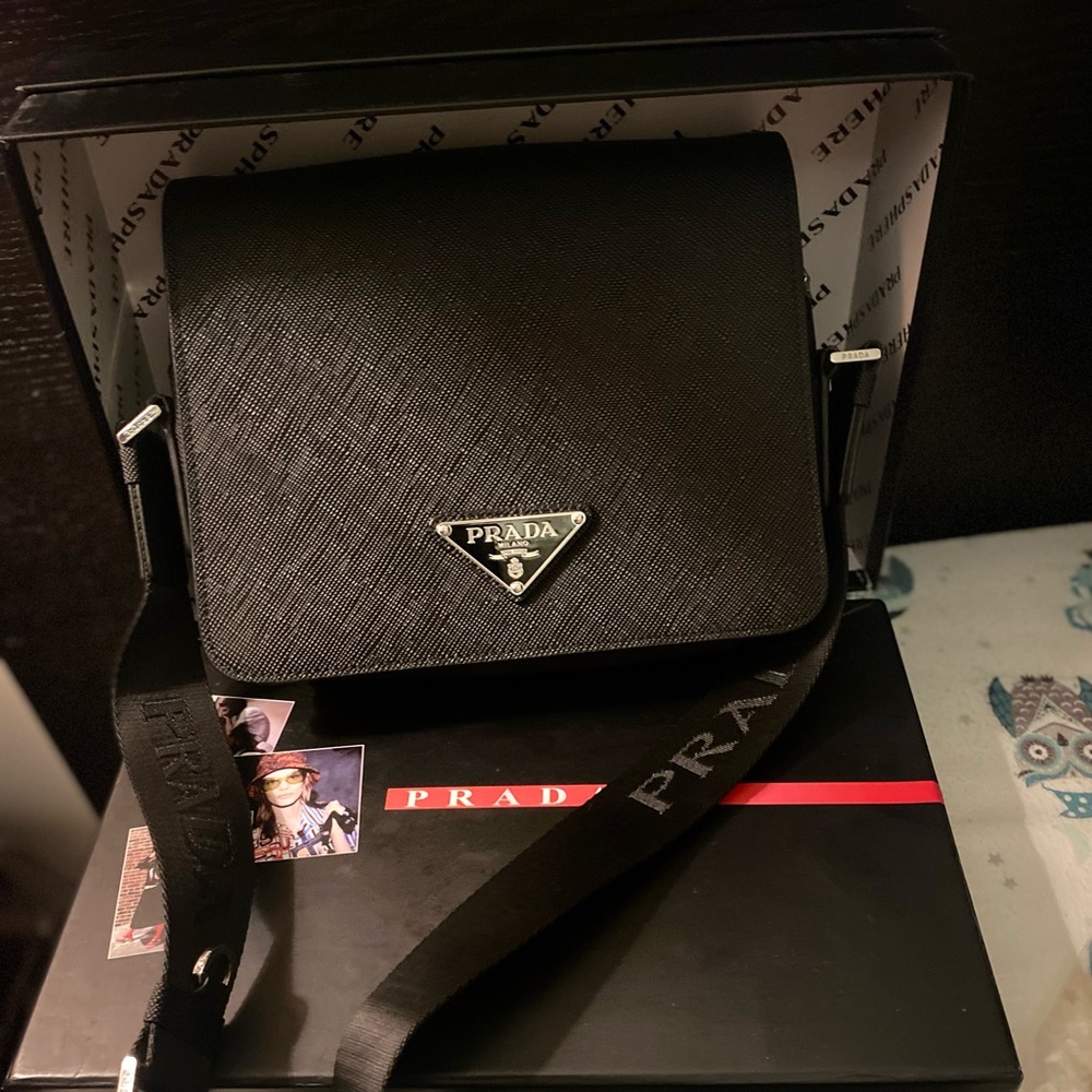 Prada bag with saffiano leather should strap Black